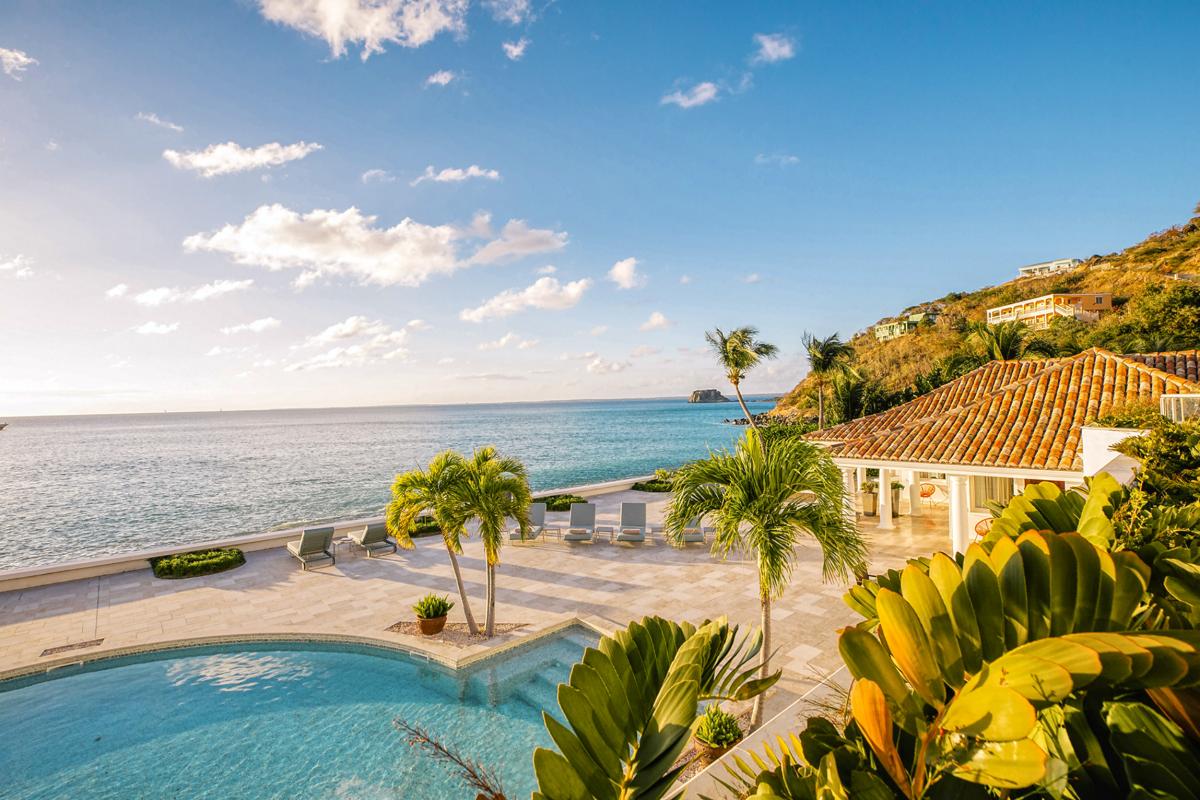 8-PetitePlage4-PoolSeating_A louer villa Grand Case Saint Martin